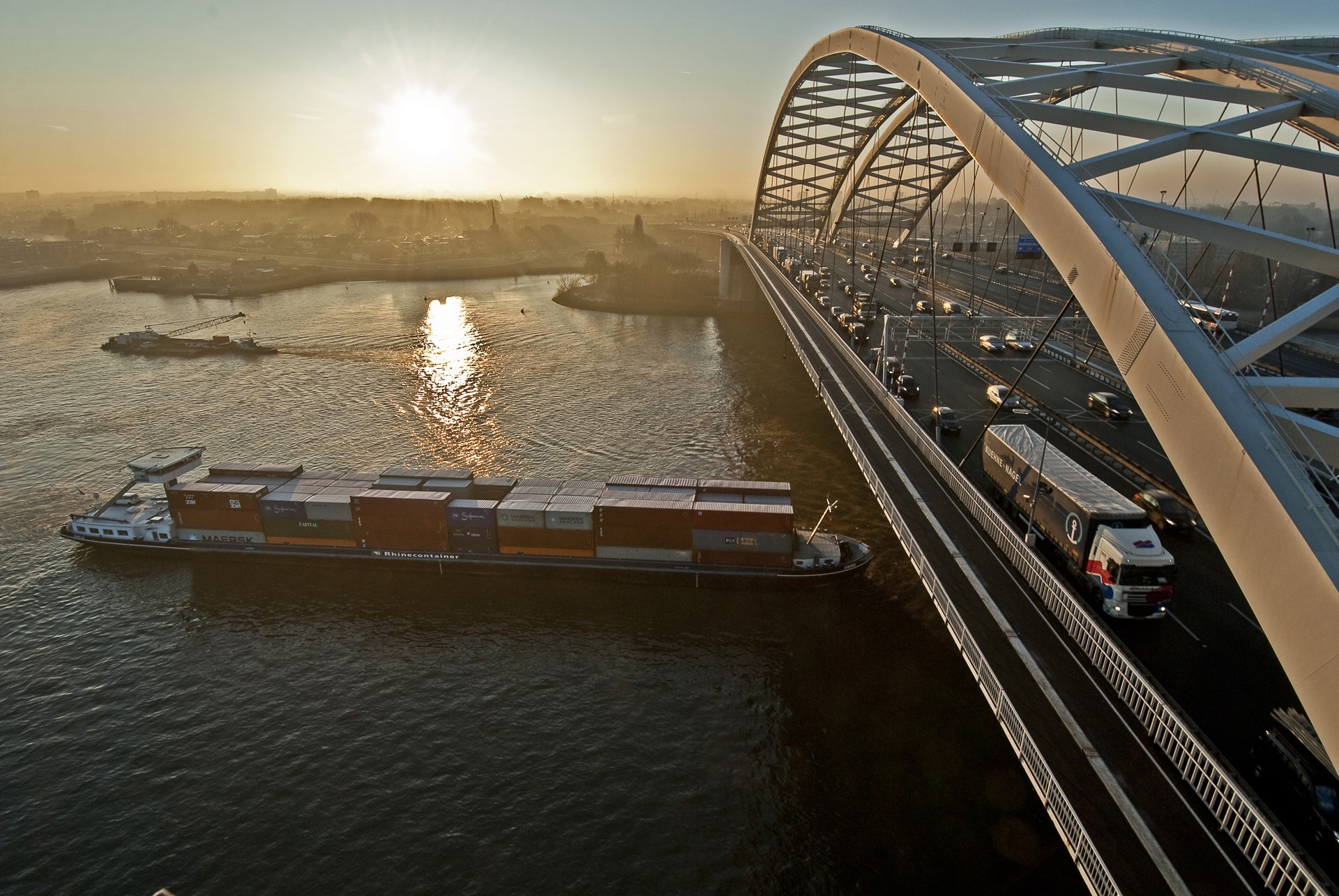 Port-of-Rotterdam-containerbarge-under-bridge-HBR-VRIJ