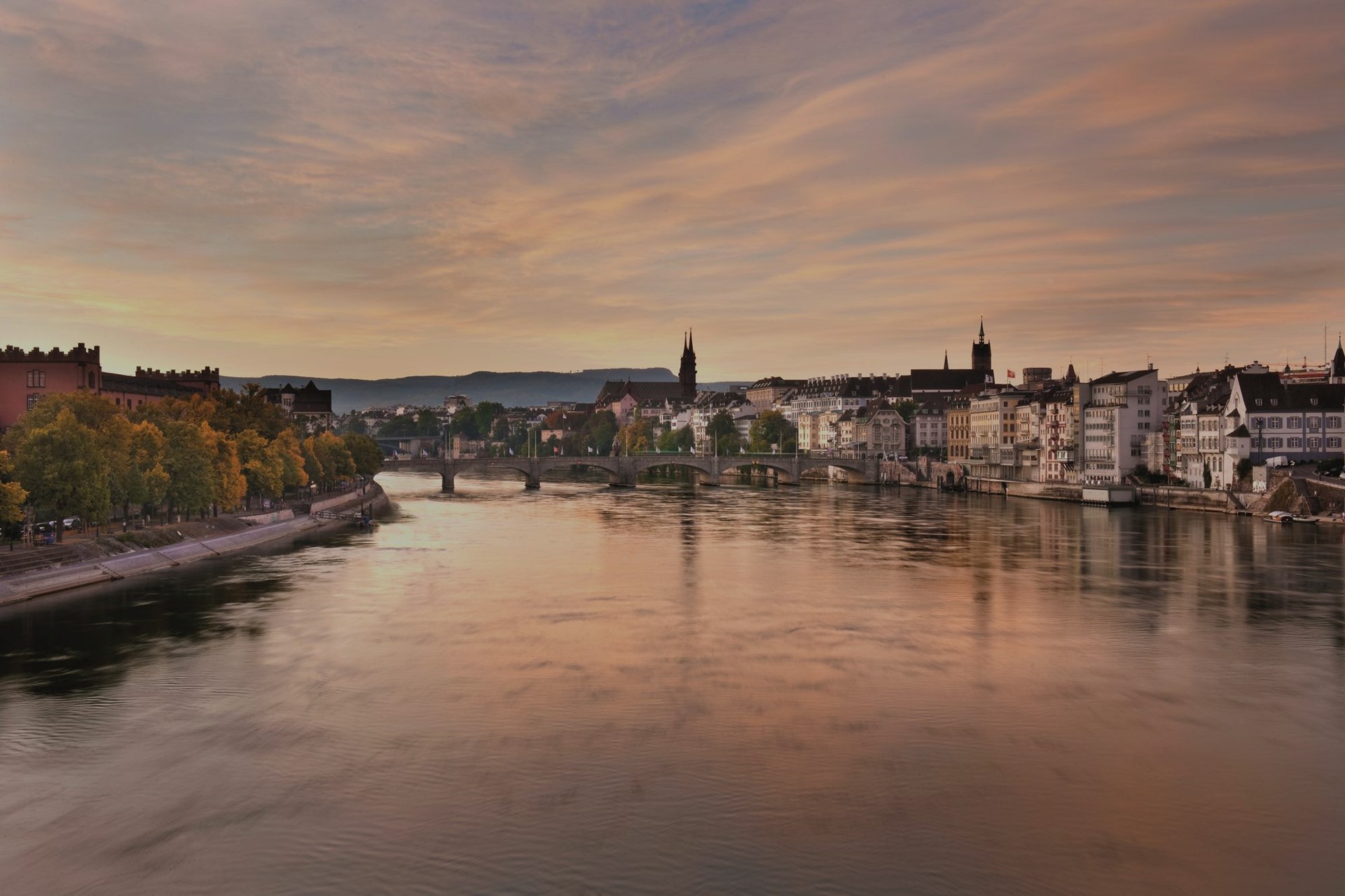 Mittlere Brücke Basel livits donker